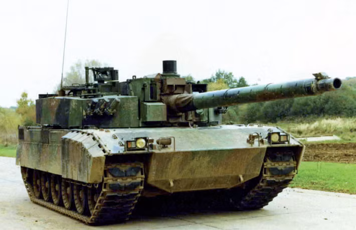 Xe được trang bị hệ thống quản lý chiến trường. Nó tự động báo cáo để chỉ huy vị trí của xe tăng, số lượng đạn và nhiên liệu còn lại. Hệ thống tương tự cũng được sử dụng rất rộng rãi trên M1A2 Abrams của Mỹ. Nguồn ảnh: Military-today.