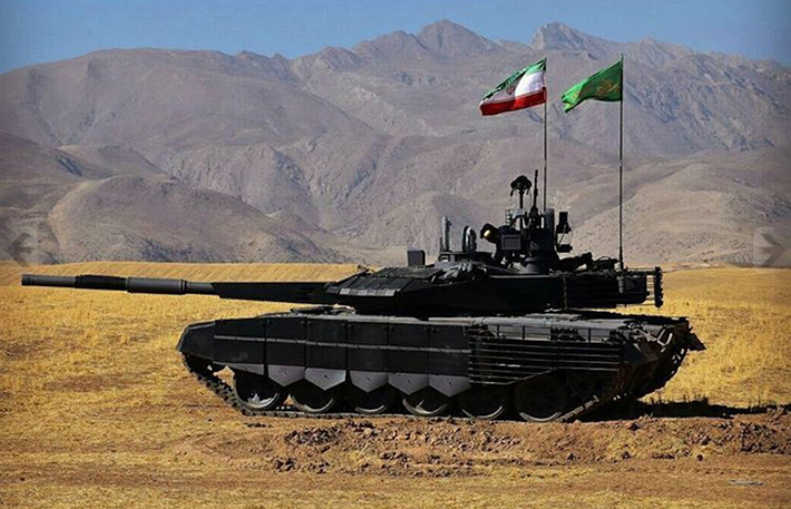 Bản thân việc Iran phát triển xe tăng Karrar được xem là cách Tehran đáp trả việc Moscow từ chối bán T-90 cho nước này. Chẳng vì thế mà Karrar có thiết kế bên ngoài khá giống xe tăng T-90MS của Nga. Nhiều người thậm chí còn lầm tưởng rằng đây có thể là phiên bản được sản xuất theo giấy phép của T-90MS từ các thành phần do Nga cung cấp. Nguồn ảnh: Militarytoday.