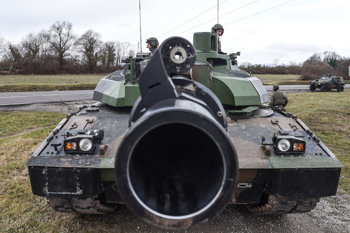 Hệ thống nạp đạn có thể cung cấp tốc độ bắn liên tục 12 phát/phút và cho phép nó có thể bắn trong khi di chuyển để chống lại các mục tiêu di động. Pháp tuyên bố rằng Leclerc MBT có thể hoàn thành được 6 mục tiêu, cách xa 1,5 - 2 km, trong một phút với xác suất bắn trúng là 95%. Nguồn ảnh: Military-today.