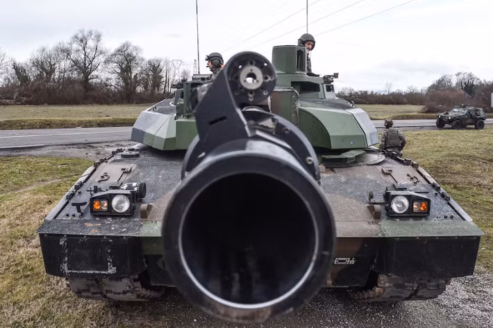 Hệ thống nạp đạn có thể cung cấp tốc độ bắn liên tục 12 phát/phút và cho phép nó có thể bắn trong khi di chuyển để chống lại các mục tiêu di động. Pháp tuyên bố rằng Leclerc MBT có thể hoàn thành được 6 mục tiêu, cách xa 1,5 - 2 km, trong một phút với xác suất bắn trúng là 95%. Nguồn ảnh: Military-today.