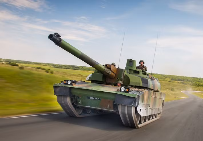 Xe tăng chiến đấu chủ lực Char Leclerc được chế tạo phát triển bởi GIAT Industries. Năm 1978, GIAT bắt đầu triển khai chế tạo xe tăng Leclerc và đến năm 1989 đã cho ra đời các nguyên mẫu đầu tiên. Việc sản xuất Leclerc bắt đầu vào năm 1991. Nó được đặt tên để vinh danh tướng Philippe Jacques Leclerc, một chỉ huy sư đoàn bọc thép của Pháp trong Chiến tranh Thế giới thứ hai. Nguồn ảnh: Military-today.