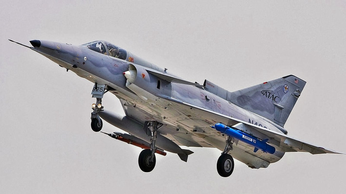 Nguyên mẫu được bay vào năm 1973 và những chiếc Kfir C2 sản xuất được đưa vào phục vụ trong vai trò máy bay ném bom chiến đấu với IDF / AF năm 1975. Nguồn ảnh: Military-today.