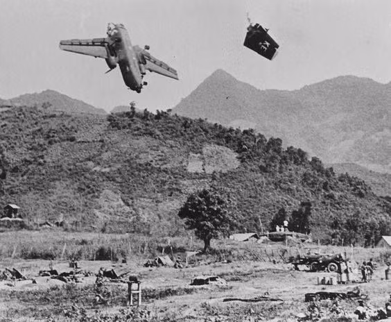 Ngày 3/8/1967, một máy bay chở quân C-7 Caribou bay qua trận địa pháo 155mm của Mỹ đã bị đạn pháo bắn đứt đôi. Lệnh ngừng bắn trước đó được ban ra để dọn hành lang cho chiếc C-7 nhưng không đến được trận địa do liên lạc kém. Toàn bộ phi hành đoàn trên chiếc C-7 đều thiệt mạng. Nguồn ảnh: Archive.