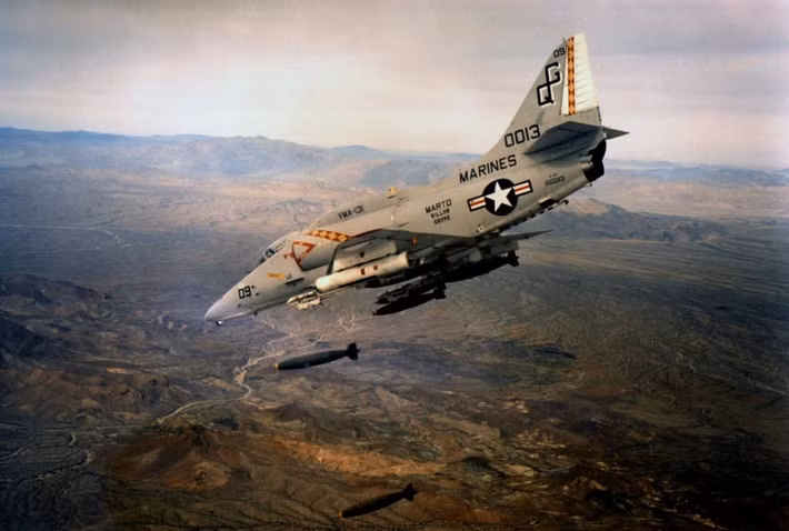 Ngày 19/11/1967, một máy bay A-4 Skyhawk của Thuỷ quân Lục chiến Mỹ thả hai quả bom 110 kg xuống trúng sở chỉ huy của Lữ đoàn Dù số hai Lục quân Mỹ. Ít nhất 45 lính dù thiệt mạng tại chỗ, 45 lính khác bị thương. Nguồn ảnh: Archive.