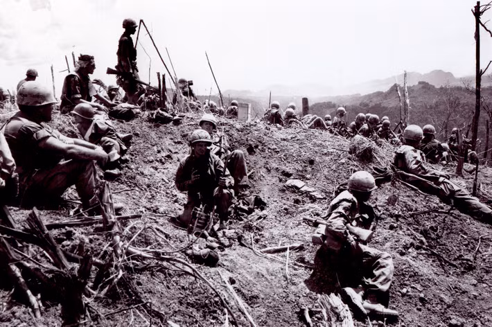 Nổi tiếng nhất là trên Đồi Thịt Băm vào tháng 5/1969, trực thăng tấn công cùng với pháo binh đã tấn công nhầm toạ độ, dội đạn thẳng vào vị trí tiến công của lính Mỹ khiến hai người thiệt mạng và 35 người bị thương, toàn bộ cuộc tiến công của Mỹ bị gián đoạn. Nguồn ảnh: Archive.