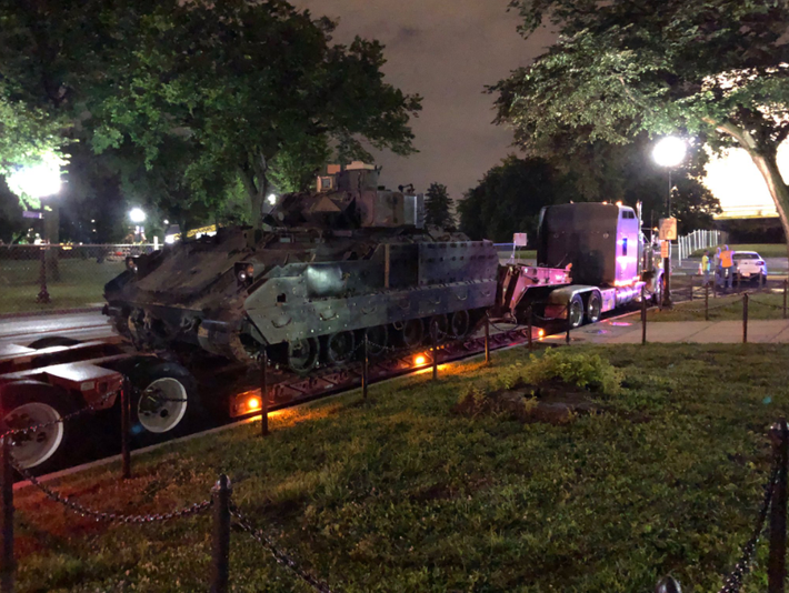 Tất cả các loại phương tiện bánh xích được đưa tới Washington DC phục vụ cho cuộc diễu binh sắp diễn ra của Mỹ sẽ được trang bị loại xích đặc biệt giúp đảm bảo an toàn cho... đường xá của thủ đô. Nguồn ảnh: BI.