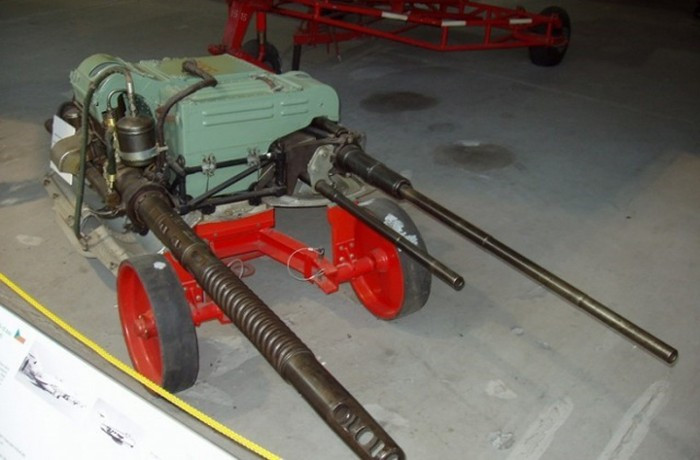 Hệ thống hoả lực của MiG-15 khá đơn sơ nếu so với các loại chiến đấu cơ ra đời sau này với chỉ 2 pháo 23mm, 1 pháo 37mm và 200 kg bom. Tuy nhiên vào thời điểm nó ra đời, đây là một cơ cấu vũ khí cực kỳ "kinh hoàng". Nguồn ảnh: Pinterest.