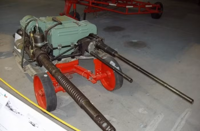 Hệ thống hoả lực của MiG-15 khá đơn sơ nếu so với các loại chiến đấu cơ ra đời sau này với chỉ 2 pháo 23mm, 1 pháo 37mm và 200 kg bom. Tuy nhiên vào thời điểm nó ra đời, đây là một cơ cấu vũ khí cực kỳ "kinh hoàng". Nguồn ảnh: Pinterest.