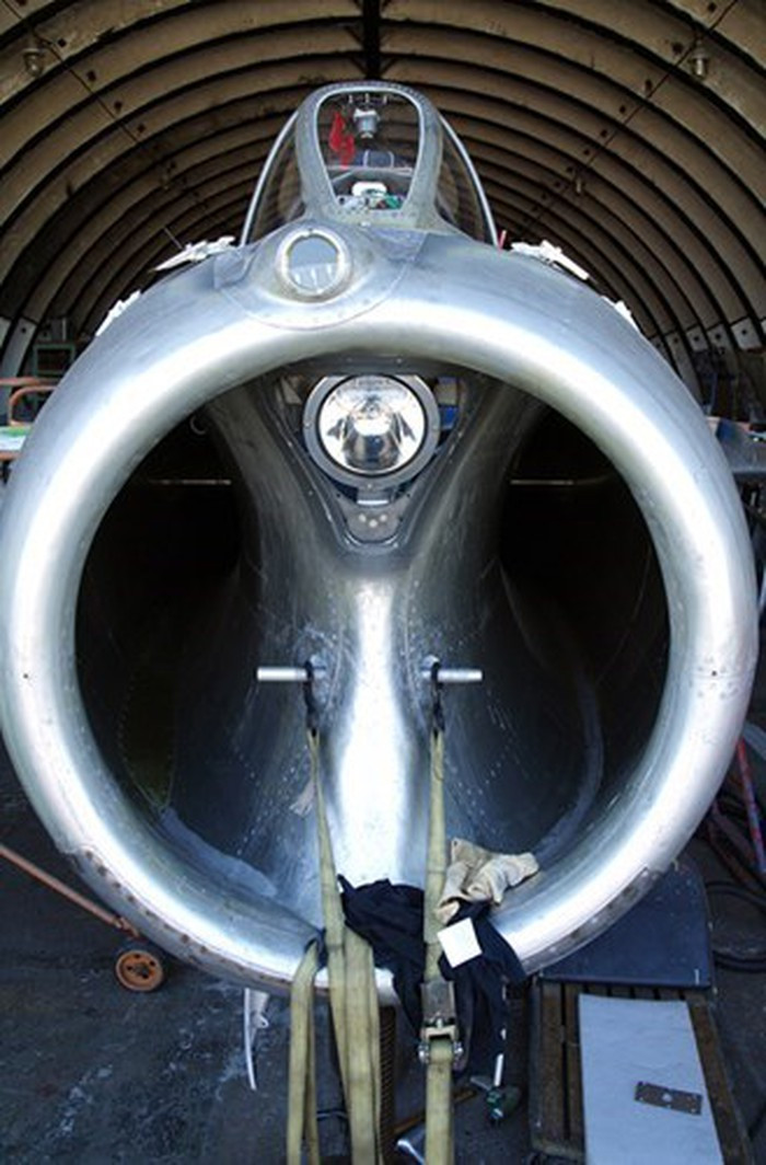 Họng hút gió vào động cơ của MiG-15 - mặc dù MiG-15 chỉ có một động cơ nhưng họng hút gió của nó lại được "chia đôi" ở giữa. Nguồn ảnh: Pinterest.