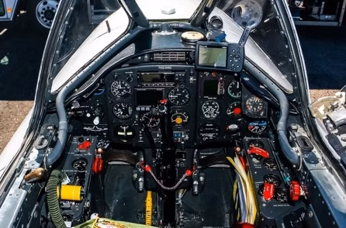 Khoang lái của MiG-15UTI với một vài trang bị hiện đại hơn so với nguyên bản. Nguồn ảnh: Pinterest.