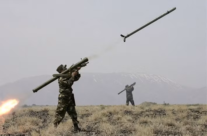 Việt Nam hiện đang sử dụng hai phiên bản tên lửa Igla với một là phiên bản gốc 9K310 Igla cho phòng không trên bộ và 9K310 Igla-1E cho phòng không trên hạm. Nguồn ảnh: Pinterest.