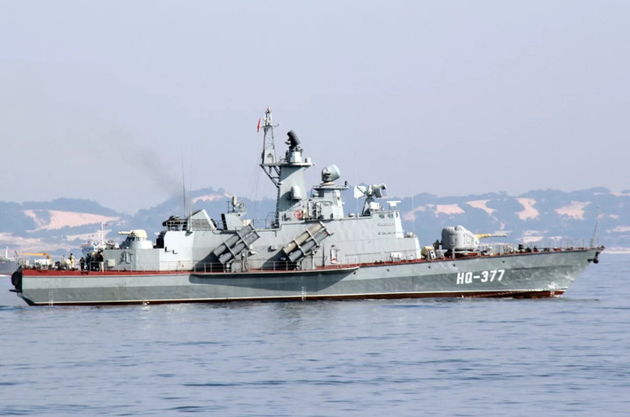 Hiện tại Việt Nam có khả năng sản xuất rất nhiều loại vũ khí do nước ngoài chuyển giao công nghệ và dưới đây chỉ là những "gương mặt" nổi bật nhất. Đầu tiên là tàu tên lửa cao tốc Molniya. Từ năm 2005, Việt Nam đã mua giấy phép của Nga để được đóng 12 tàu tên lửa Đề án 1241.8 Molniya trong nước. Nguồn ảnh: Pinterest.