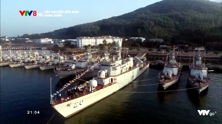 Trong những hình ảnh được ghi lại cho thấy, tàu 20 đã được trang bị thêm các ống phóng tên lửa đối hạm Uran-E ở phía sau. Tổng cộng trên tàu có 8 ống phóng tên lửa Kh-35 hoặc KCT-15 sẵn sàng khai hoả. Nguồn ảnh: VTV8.