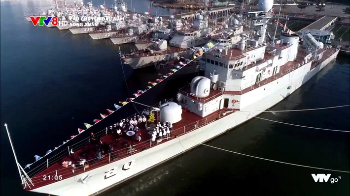 Trong đó, nổi bật nhất là sự xuất hiện của tàu chỉ huy số hiệu 20. Đây là tàu chiến lớp Pohang của Hàn Quốc vừa chuyển giao cho Việt Nam hồi cuối năm ngoái. Nguồn ảnh: VTV8.