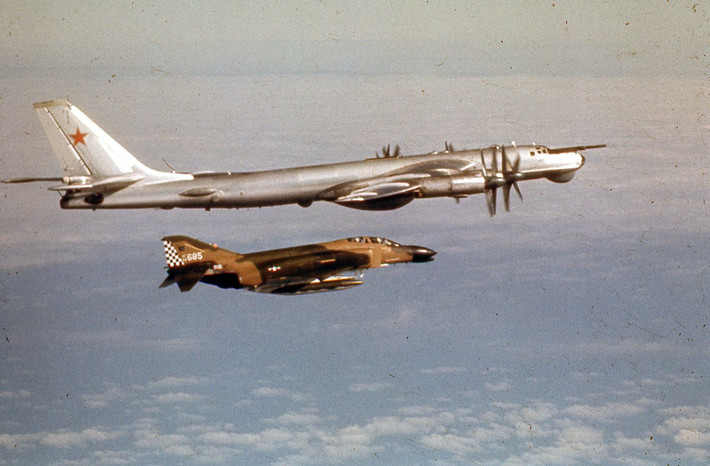 Cuộc chạy đua vũ trang giữa Mỹ và Liên Xô thời kỳ Chiến tranh Lạnh không chỉ dừng lại ở tên lửa và tàu chiến mà còn mở rộng ra cả các chiến đấu cơ. Trong khi Mỹ bắt đầu phát triển máy bay ném bom Convair NB-36H Crusader thì Nga đi vào chế tạo những chiếc Tu-95. Tu-95 là phương tiện răn đe hạt nhân duy nhất của Nga, có khả năng bay vượt đại dương để tấn công vào Mỹ trước khi tên lửa đạn đạo xuyên lục địa ra đời.