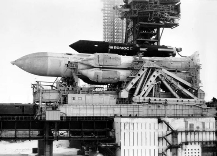 Trong khi Mỹ phát triển hệ thống phòng thủ tên lửa SDI thì Liên Xô với trình độ sản xuất vũ khí của mình cũng ngay lập tức triển khai các biện pháp nhằm đối phó và một trong số đó là trạm chiến đấu không gian Polyus - loại vũ khí có thể bắn hạ các vệ tinh của SDI. Tuy nhiên, Polyus chỉ được triển khai 1 lần sau khi không đạt được quỹ đạo và bốc cháy ở Thái Bình Dương. Các bộ phận của nó sau đó đã được sử dụng để phục vụ các chương trình không gian khác của Liên Xô.