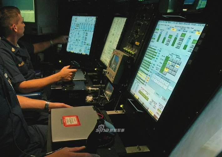 Mặc dù công việc trên tàu ngầm hạt nhân là cực kỳ căng thẳng nhưng giống như trên mọi tàu ngầm khác, một ca làm việc trên tàu ngầm hạt nhân luôn kéo dài tới 12 tiếng - nghĩa là mỗi ngày chỉ cần hai ca làm việc thay phiên nhau và không có ngày nghỉ trong suốt quá trình công tác.