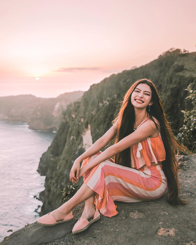 Giữa tháng 8/2018, hot girl khiến người hâm mộ thích thú khi đăng loạt ảnh check-in nhiều địa điểm nổi tiếng ở Việt Nam. Hot girl chia sẻ cảm xúc đặc biệt trên trang cá nhân: "Cuối cùng tôi cũng trở về quê hương rồi và không thể đợi để khoe với mọi người. Sarah đã về Việt Nam rồi".