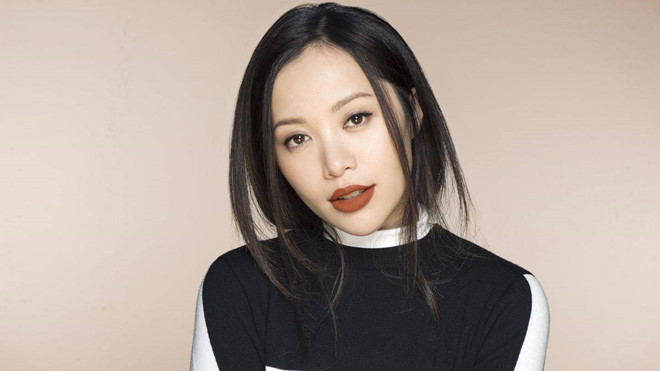 Michelle Phan (sinh năm 1987) là beauty blogger nổi tiếng thế giới với biệt danh "phù thủy make up". Cô sở hữu kênh cá nhân với gần 9 triệu người theo dõi và 2 triệu followers trên mạng xã hội. Các video dạy trang điểm của 8X luôn thu hút hàng triệu lượt xem.
