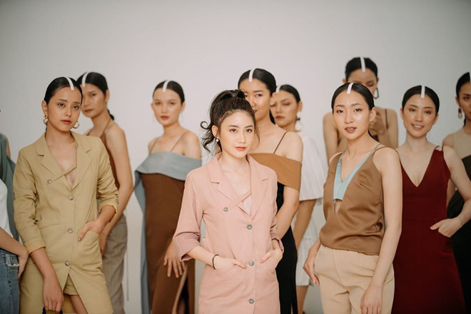 Phoiphailin Sivilay (nickname Chichi, sinh năm 1997) là hot girl Lào gốc Việt nổi tiếng trên mạng xã hội với hơn 500.000 followers. Bên cạnh vẻ ngoài xinh đẹp, hot girl được đánh giá là một nhà thiết kế tài năng, sở hữu thương hiệu thời trang riêng tại Lào.