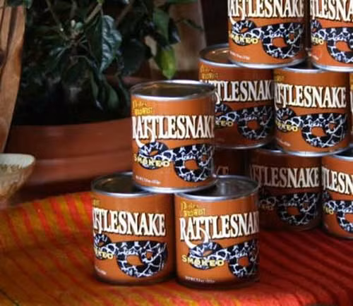 Ở một số vùng của Mỹ, mọi người có thể mua thực phẩm đóng hộp là một lon thịt rắn chuông chính hãng. Chúng có vị hơi giống thịt gà hoặc thịt lợn dai.