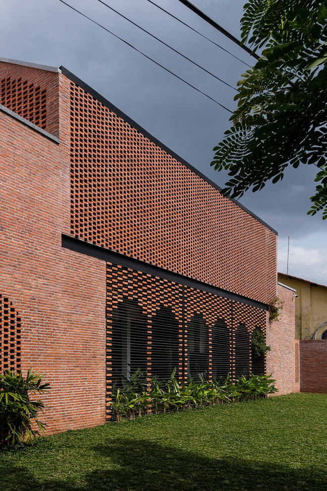 Hình thức cửa vòm là dấu hiệu đặc trưng của nét cổ điển trong ngôn ngữ thiết kế cũng như văn hóa khu vực miền Tây. Nó gợi lên cảm giác hoài niệm về những thứ xưa cũ. Cổng vòm được sử dụng với hình thức lặp lại từ kiến trúc trong đến ngoài nhà