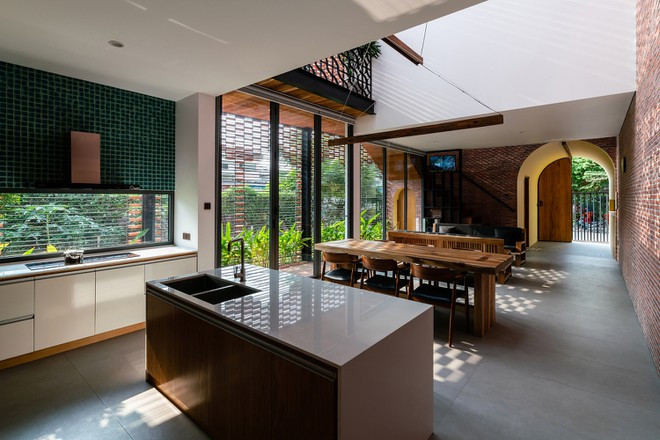 Phòng khách bếp thông nhau và nhìn thằng ra vườn, tạo nên không gian mở.