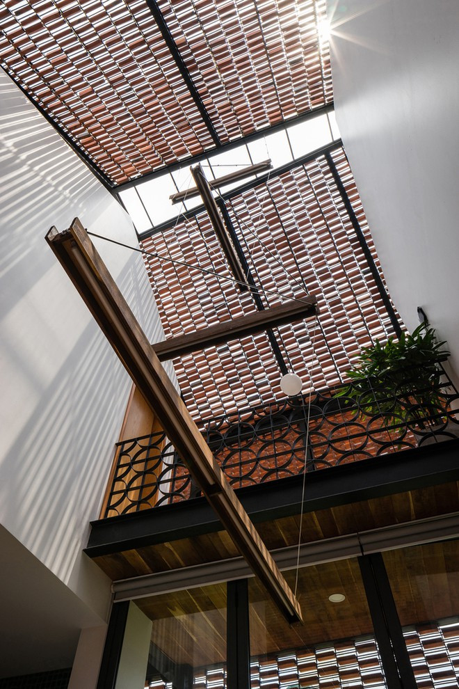 Tường và sàn nhà tắm lát đá marble, một loại vật liệu giá thành vừa phải nhưng thẩm mỹ cao đang được ưa chuộng