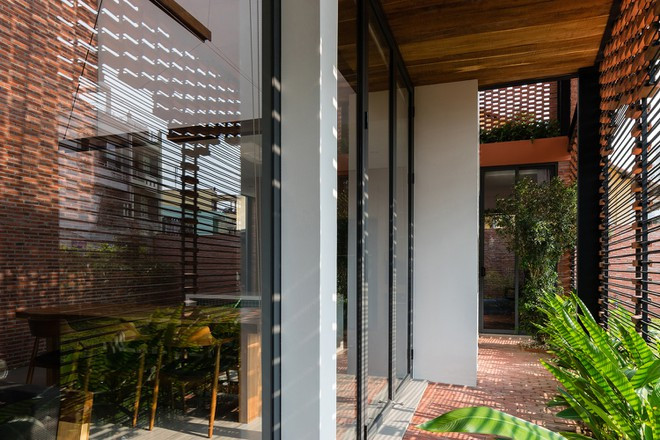 Oldmeetsnew House là sự tươi mới của kiến trúc truyền thống. Hiện nay không có nhiều công trình được đầu tư theo hướng này. Ưu điểm của lối thiết kế nhà này là không lỗi thời, tiết kiệm điện năng chiếu sáng, thông gió tốt giúp nhà luôn khô ráo thoáng mát và vật liệu đơn giản nhưng dễ đẹp. Tuy nhiên, nhược điểm của nó là tốn thời gian vệ sinh mặt tiền, và bất tiện trong những ngày nắng nóng đỉnh điểm.