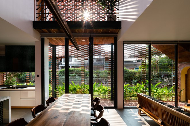 Với nền gạch mái, mọi không gian trong ngôi nhà đều có thể lấy ánh sáng tự nhiên.