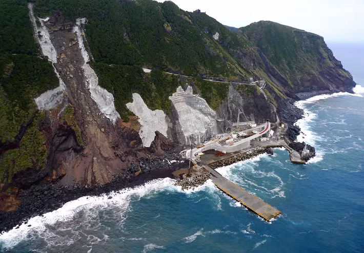 8. Làng Aogashima (Nhật Bản): Nằm trên một hòn đảo núi lửa, ngôi làng này có dân số rất ít và chỉ có thể tiếp cận bằng thuyền hoặc trực thăng. (Ảnh: MyBestPlace)