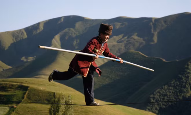 1. Làng Tsovkra (Nga): Ẩn mình trong dãy núi Greater Caucus, ngôi làng này nổi tiếng với truyền thống đi bộ trên dây kéo dài hơn 100 năm. Hiện có hơn 400 cư dân, tất cả đều có khả năng đi bộ trên dây. (Ảnh: The Week)