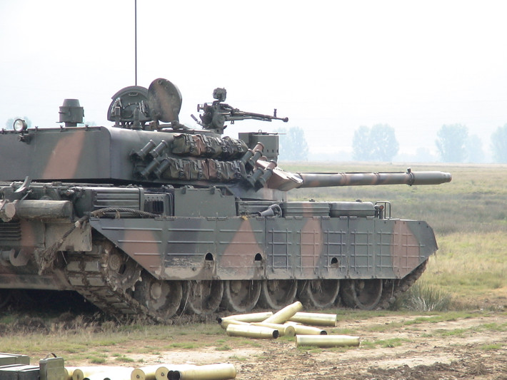 Xe tăng chủ lực chiến trường TR-85 sau đó đã được các kỹ sư Romania nghiên cứu và cho ra đời với việc phát triển từ dòng xe tăng T-54/55 nhưng có động cơ khoẻ hơn, kích thước lớn hơn và hoả lực mạnh hơn. Nguồn ảnh: Forces.