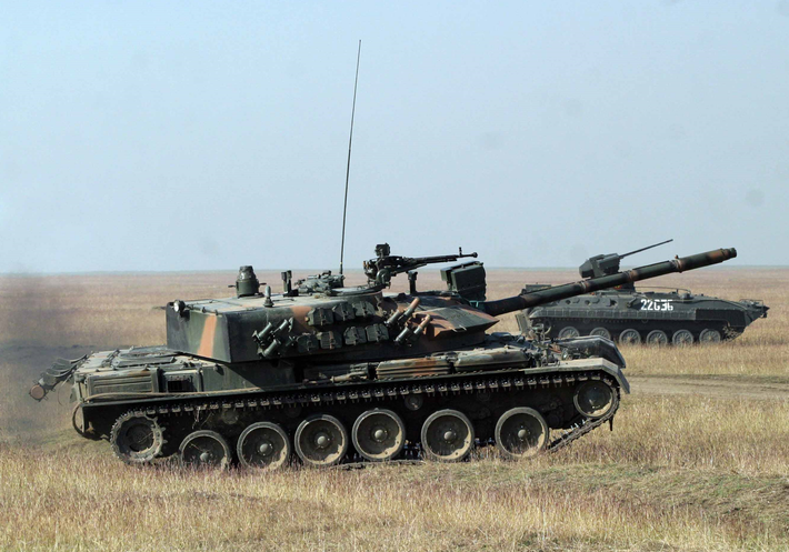 Sau khi được hoàn thiện, TR-85 có trọng lượng tổng cộng lên tới 50 tấn. Xe có chiều dài 9,9 mét (tính cả nòng) và có chiều rộng 3,4 mét. Giống với T-54/55, xe tăng TR-85 không có hệ thống nạp đạn tự động và nó cần kíp chiến đấu tới 4 người. Nguồn ảnh: Forces.