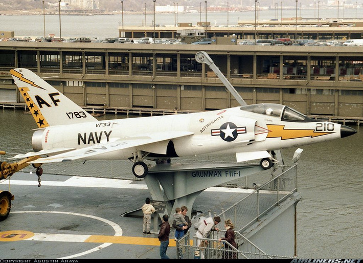 F-11 Tiger thực tế vẫn được phục vụ Không quân Hải quân Mỹ trong vòng 13 năm. Sau một vài chỉnh sửa nhỏ về cơ bản F-11 Tiger không còn khả năng tự bắn hạ chính mình nữa nhưng đổi lại nó vẫn có một hiệu quả chiến đấu khá tệ khi hiệu xuất bay và khả năng cơ động trên không cực kỳ kém. Nguồn ảnh: Airliners.