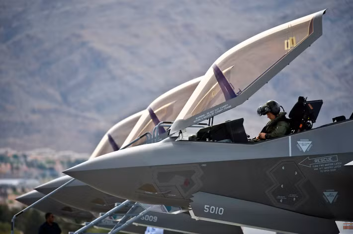 Những sự cố kỹ thuật liên tiếp nhau của F-35 đến từ việc chiếc chiến đấu cơ này được kỳ vọng quá nhiều và nhà thiết kế đã cố nhồi nhét quá nhiều kỹ thuật mới vào bên trong chiếc F-35 khiến cho tỷ lệ lỗi và sự cố của nó cao tới mức kỷ lục. Nguồn ảnh: BI.