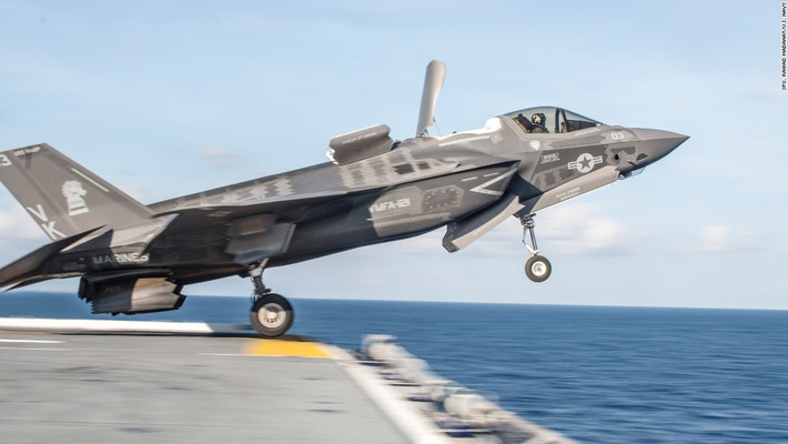 Tuy nhiên F-35 vẫn được đưa vào sử dụng và trực chiến sau một loạt các tai tiếng mà nó đã mang lại. Thực tế thì toàn bộ chương trình F-35 đã tốn tới 1,5 nghìn tỷ USD và nếu không được đưa vào sử dụng, rõ ràng là số tiền khồng lồ này sẽ gần như trở thành vô nghĩa nên chắc chắn F-35 sẽ được đưa vào sử dụng dù nó có kém cỏi và chắp vá tới mức nào. Nguồn ảnh: USAF.