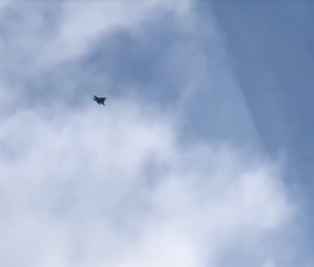 Nhưng không, gần như ngay lập tức chiếc F-35 chuyển sang trạng thái bay ngang - thực ra lúc này lực đẩy động cơ của F-35 đã không còn hoặc còn rất yếu, nó đang rơi tự do và khó có loại chiến đấu cơ nào có khả năng rơi tự do có kiểm soát được như chiếc F-35 này. Nguồn ảnh: Ins.