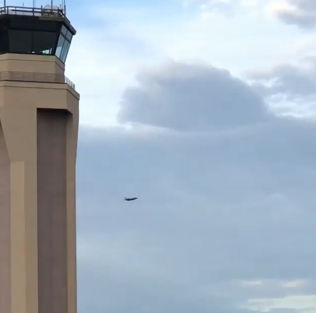 Không giống động tác bay rắn hổ mang thường được phi công Nga thực hiện, rắn hổ mang quay đầu của phi công Mỹ có phần rườm rà và phức tạp hơn dù mục đích của cả hai động tác này đều giống nhau. Nguồn ảnh: Ins.