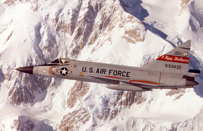 Phiên bản cải tiến của F-102 thực tế có thể đạt tới tốc độ Mach 1,22 nhưng vẫn chưa thể đáp ứng được các yêu cầu kỹ thuật được đặt ra trước đó của chiến đấu cơ này. Các kinh nghiệm chế tạo F-102 sau đó được Mỹ áp dụng lại và cho ra đời chiếc F-106 Delta Dart với hiệu suất chiến đấu cao hơn nhiều. Nguồn ảnh: Aviation.