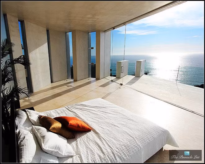 Căn hộ được xây dựng bao gồm các lớp kính trải dài từ sàn đến trần nhà với tường bằng bê tông. Bên trong căn hộ độc đáo này có bốn phòng ngủ, sáu phòng tắm, một phòng chiếu phim hình tròn.