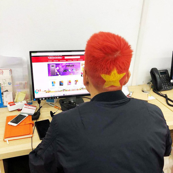 Thanh niên này cũng chịu tẩy tóc để tạo hình cờ đỏ sao vàng.