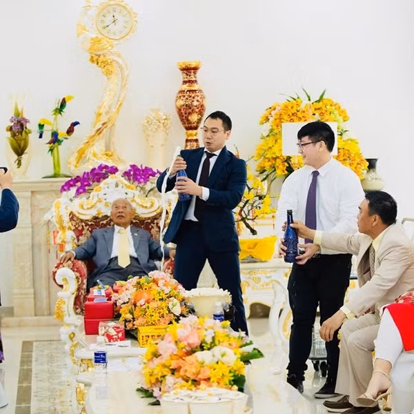 Nhà Lan Khuê rất rộng. Từ những hình ảnh được chia sẻ, người ta còn ví nó như sân bay, đi bộ mãi vẫn không hết. Thật không ngờ, căn nhà đi bộ mỏi chân vẫn chưa hết các phòng chỉ tồn tại trong truyền thuyết lại có thật. Không chỉ đồ đạc, nội thất trang trí trong nhà mà ngay cả đến những chú heo để trang trí hay bộ bài hay sử dụng cũng đều được dát lên một màu vàng óng như thế này. Đúng là cuộc sống trong mơ, "ngập mặt" trong vàng là có thật.