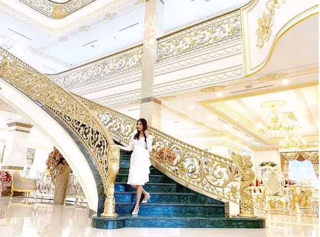 Với gia thế "khủng", Tuấn John được đưa sang Canada học tập và sinh sống nhiều năm trước khi trở về nước lập nghiệp. Ngoài 20 tuổi, anh đã đảm đương các vị trí quản lý tại công ty của gia đình.