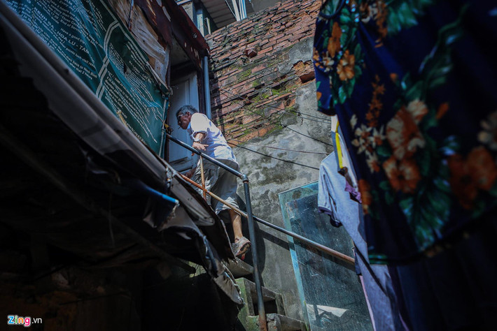 Mật độ dân cư rất cao dẫn đến cảnh tượng sinh sống chật chội, điều kiện sinh sống khổ sở đến mức khó tin, có thể kể đến như gia đình ông Nguyễn Phùng Hải (82 tuổi) và bà Nguyễn Thị Xâm cùng hai người con sinh sống trong căn gác xép nhỏ có diện tích chỉ vỏn vẹn 10 m2 trên nóc nhà vệ sinh tại ngõ 107 phố hàng Bạc (Hoàn Kiếm, Hà Nội). Dù giá đất tại phố Hàng Bạc được định giá khoảng 750 triệu đồng/m2, căn gác xép của ông Hải có bán giá rẻ cũng không ai mua. Gia đình ông Hải chỉ là số ít trong hàng chục ngàn hộ dân đang bị mắc kẹt trong điều kiện sống khổ sở giữa thủ đô và chỉ biết trông chờ vào kế hoạch giãn dân khu phố cổ của UBND thành phố Hà Nội đã được xây dựng từ lâu nhưng đến nay vẫn chưa thể triển khai.