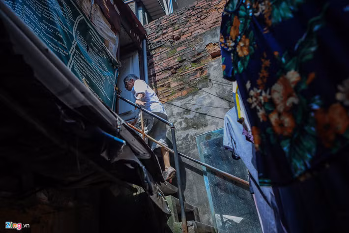 Mật độ dân cư rất cao dẫn đến cảnh tượng sinh sống chật chội, điều kiện sinh sống khổ sở đến mức khó tin, có thể kể đến như gia đình ông Nguyễn Phùng Hải (82 tuổi) và bà Nguyễn Thị Xâm cùng hai người con sinh sống trong căn gác xép nhỏ có diện tích chỉ vỏn vẹn 10 m2 trên nóc nhà vệ sinh tại ngõ 107 phố hàng Bạc (Hoàn Kiếm, Hà Nội). Dù giá đất tại phố Hàng Bạc được định giá khoảng 750 triệu đồng/m2, căn gác xép của ông Hải có bán giá rẻ cũng không ai mua. Gia đình ông Hải chỉ là số ít trong hàng chục ngàn hộ dân đang bị mắc kẹt trong điều kiện sống khổ sở giữa thủ đô và chỉ biết trông chờ vào kế hoạch giãn dân khu phố cổ của UBND thành phố Hà Nội đã được xây dựng từ lâu nhưng đến nay vẫn chưa thể triển khai.