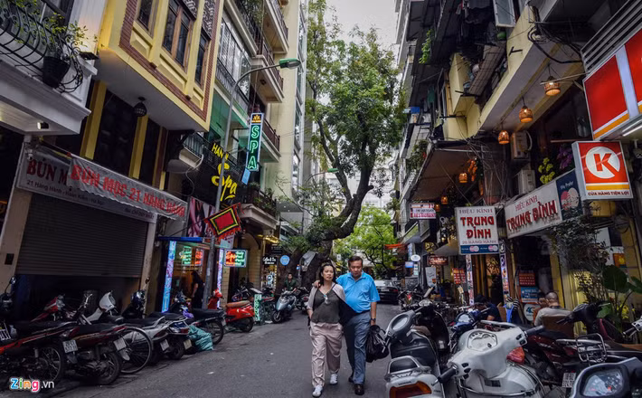 Nằm cách phố Bảo Khánh và hồ Gươm chưa đầy 100m, bất động sản phố Hàng Hành có mức giá kém 1 chút, ở mức 960 triệu đồng/m2. Cả hai tuyến phố Bảo Khánh và Hàng Hành đều nổi tiếng bởi các khách sạn lớn chuyên phục vụ khách du lịch quốc tế đến Hà Nội.