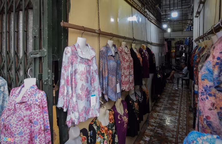 Dù được định giá ở mức rất cao, trên thực tế, điều kiện sống và sinh hoạt của không ít hộ dân tại khu vực phố cổ Hà Nội lại khá khó khăn. Những lối đi chung đều được các hộ dân tận dụng làm nơi buôn bán đủ các mặt hàng từ quần áo cho đến đồ ăn, tạp hoá....