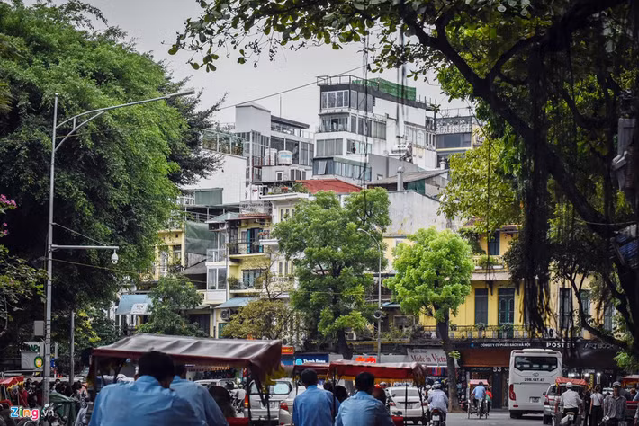 Tuy nhiên, trên thực tế, mức giao dịch còn cao hơn gấp nhiều lần, ở mức 500 - 800 triệu đồng/m2, có không ít nơi giá còn lên đến hơn 1 tỷ đồng/m2. Như vậy, Giá đất Hà Nội có thể so sánh ngang ngửa với đất tại các thành phố lớn nổi tiếng trên thế giới như New York, Paris hay Tokyo.