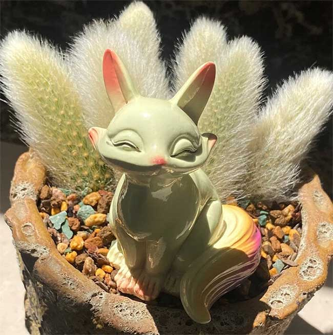 Trong phong thủy, xương rồng đuôi chồn thường được trang trí ở sân vườn hoặc treo ban công theo hướng Tây Bắc để chiêu tài lộc và mang lại vận may cho gia chủ. Nhiều người tin rằng việc sở hữu một chậu xương rồng đuôi chồn sẽ giúp họ hạnh phúc và thuận lợi trong đường tình duyên.(ảnh:Toutiao)